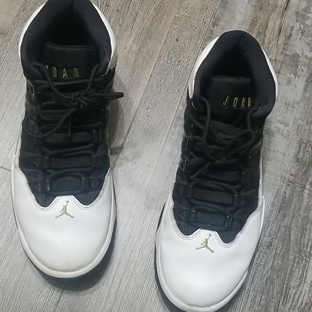 Basketball shoes